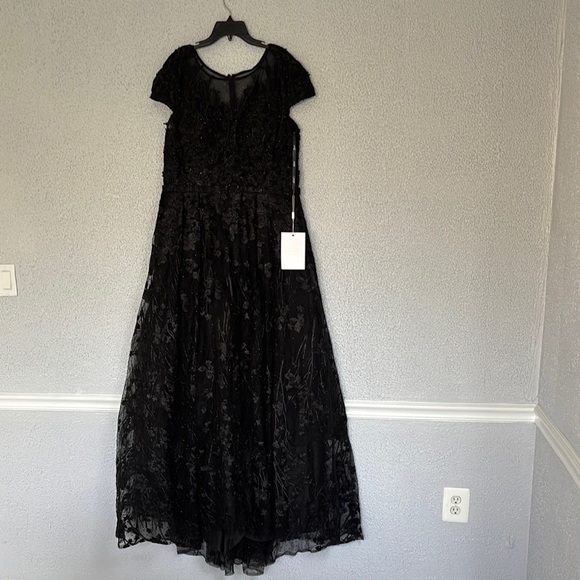 Mac Duggal Black Embellished Floral Cap Sleeve A Line Gown, Lace Maxi Dress NWT - Picture 5 of 17